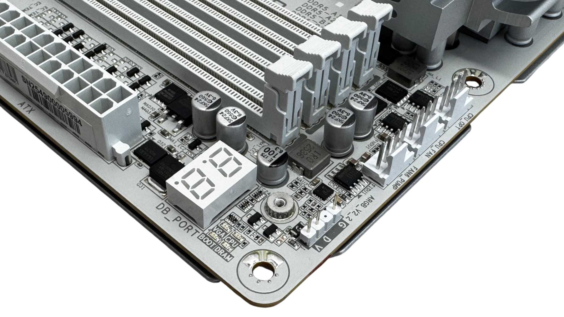 Gigabyte X870E Aero X3D Wood vue trois-quarts, détails dissipateurs bois